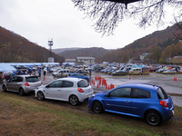 フレンチブルーミーティングには、新旧さまざまなフランス車が姿を見せる。写真手前は、先代の「ルノー・ルーテシアR.S.」。