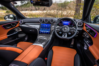 インテリアカラーは写真の「シエナブラウン／ブラック」のコンビネーションやブラックの単色、「パワーレッド／ブラック」のコンビネーションから選択できる。トリムは内装色にかかわらず「メタルウイーブ」と呼ぶカーボンパネルが組み合わされる。