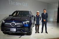 メルセデス・ベンツ日本の上野金太郎社長（写真右）と、「GLE」のアンバサダーに就任したプロサーファーの大野修聖氏。
