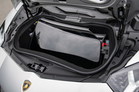 2分割式のルーフを取り外し、ラゲッジスペースに収納したところ。取り出すときは赤いレバーでロックを解除する。