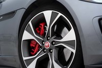 「P300ファーストエディション クーペ」の20インチホイール。タービン型の特徴的なデザインが目を引く。