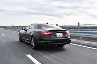 今回は約220kmを試乗し、燃費（満タン法）は6.0km/リッターだった。燃料タンク容量は80リッター。