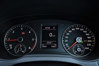 左右の機械式メーターの中央にインフォメーションディスプレイを配置。5000rpmからレッドゾーンとなるエンジン回転計（左）が、ディーゼルエンジン搭載車であることを知らしめる。