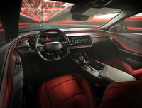 インテリアには、フル液晶のドライバーインフォメーションディスプレイと、10.23インチのセンターディスプレイを搭載。エクステリア同様、こちらも「1968年の『チャージャー』をモチーフにした」とのことで、ダッシュボードを横断するひさしなどに面影を感じる……が、さすがにその説明は、ムリがあると思う（笑）。