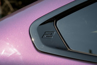 ウィンドウエリアの後端、ホフマイスターキンクと呼ばれる部分には「2」のロゴが刻まれる。