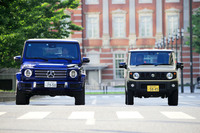 早朝の東京駅に集合した「メルセデス・ベンツGクラス」（左）と「スズキ・ジムニー」（右）。ボディー・オン・フレーム構造のボディーに副変速機付き4WDを搭載した、今や貴重なホンモノの“クロカン”である。