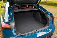 ラゲッジスペースの容量は5人乗車時で502リッターとなっており、後席をたたむと1330リッターまで拡張が可能。床下には、タイヤパンク修理キットなどを収める収納スペースが設けられている。
