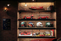 棚には1/8スケールのミニカーやミニチュアのボートなどのお宝がぎっしり。