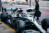 メルセデスのドライバーラインナップは変わらず、ミハエル・シューマッハーの大記録、7度目の戴冠に挑むルイス・ハミルトンとバルテリ・ボッタス（写真）のコンビ。テストでは総合力の高さを示したものの、パワーユニットのトラブルが度々起きており、一抹の不安が残る。（Photo=Mercedes）