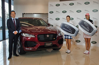 こちらは、「ジャガーFペース」を貸与される上田桃子選手（写真右から2人目）と木戸 愛選手（右端）。今回のアンバサダー契約は、選手側からのオファーにより実現したという。