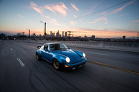 6番ストリート・ブリッジを走る1976年930ミネルヴァ・ブルーターボ（撮影ラリー・チェン）