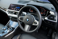 これまでになく強く運転操作に介入するようになったステアリングアシスト機構。オン／オフはセンターディスプレイの車両設定メニューから行う。