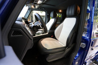 コントラストステッチ入りの上質なレザーシート。「Gクラス」の試乗車には、インテリアの質感を一層高める「designoレザーエクスクルーシブパッケージ」が採用されていた。