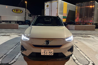 エンジンを搭載しないBEVとあって、グリルレスのデザインが特徴となる「EX40」のフロントフェイス。今回試乗した車両の外板色は「サンドデューン メタリック」と呼ばれるニューカラーで、EX40の導入に合わせて設定されたものだ。