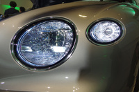 新型「コンチネンタルGT」のLED式ヘッドランプ。ダイヤモンドのような輝きが得られるよう、内側にはシャープなエッジが設けられている。