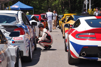 出走前のパドック。入念にマシンをチェックしたり、クルマ好き同士で談笑したり。スタート前の過ごし方は、ひとそれぞれ。