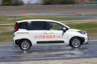 185/65R15サイズの「フィネッサHB01」を装着した「トヨタ・シエンタ」で、ブリヂストンプルービンググラウンドのウエットハンドリングコースを試走。