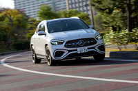 エクステリアでは、「AMGライン」の外装パーツやボディー同色のホイールアーチ、20インチAMGアルミホイールなどが特徴。プライバシーガラスも標準で採用される。