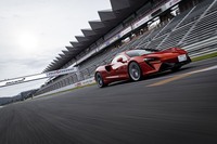 動力性能については、0-100km/h加速：3.0秒、0-200km/h加速：8.3秒、0-300km/h加速：21.5秒、最高速：330km/hと公称。ストッピングパワーも強力で、200km/hから126m、100km/hから31mの制動距離で停止するとされる。