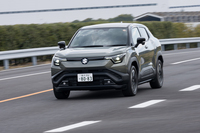 前後のモーターを合わせたシステム全体では最高出力184PS、最大トルク307N・mを発生。足まわりはかなりがっしりとした印象だ。