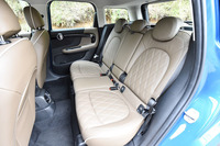 広々とした足元空間が与えられた後部座席。リアシートは前後スライド機能に加えて、リクライニング機能も備えている。