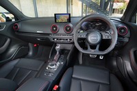 テスト車には赤いエアコンの吹き出し口やカーボンのインパネ装飾パネルなどが装着されていたが、それでもインテリアはご覧の通りのシンプルさ。スパルタンを旨とする。