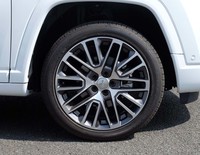 グラナイトアクセント付きの19インチアルミホイール。