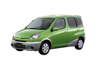初代「トヨタ・ヴィッツ」のプラットフォームを使って開発された、トールワゴン「ファンカーゴ」（1999年）。これに似た背の高いモデルが、新型「ヤリス」の派生車種として出てくるはずだ。