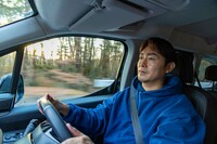 雪道に入ったときは、まずはブレーキングやコーナリングでタイヤのグリップ具合を確かめるという神戸氏。どんなに高性能なスタッドレスタイヤ、オールシーズンタイヤを履いていても、雪道では常に慎重な運転を心がけねばならない。