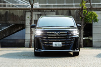 もともとは「アルファード」のエアロバージョンとして開発が進められていた新型「ヴェルファイア」。