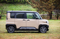 フロントピラーの上端が前方に100mm移動し、より伸びやかなスタイリングにアップデートされた新型「デリカミニ」のサイドビュー。4WD車のボディーサイズは全長×全幅×全高＝3395×1475×1815mmで、ホイールベースは2495mmとなる。最低地上高はFWD車よりも10mmアップの160mmと発表されている。