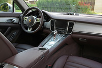 パドルシフト付き3本スポークホイールは無償オプション。通常はスポーク上に設置されるプッシュボタンで変速する。日本仕様も同様。