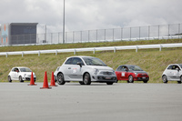 ペースを上げていったら案の定アンダーステア。もうハンドルを切り足しても、クルマはインを向いてくれない。