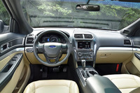 インテリアでは、センターパネルのオーディオ／エアコンの操作系が、従来のタッチ式からオーソドックスなプッシュボタンに変更された。ハンドル位置は左のみ。