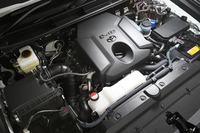 「ランドクルーザープラド」に搭載される「1GD-FTV」型2.8リッター直4 DOHCディーゼルターボエンジン。燃料噴射の高圧化や制御の緻密化、燃焼室形状の最適化、ポンピングロスや冷却損失の低減などにより、高い燃焼効率を実現している。