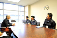 新型「アテンザ」の特徴について説明する開発メンバー。写真の右手前に座っているのが、副主査の齋藤茂樹さん。