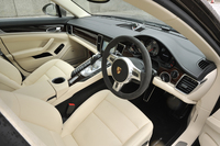 レザーがふんだんに使われるツートンカラーのインテリアは、73万3000円のオプション。
    