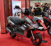 「アーバン・ヨーロピアン・スタイル」を謳う、キムコのスクーター。