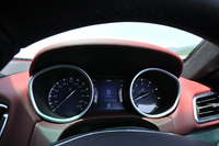 メーター内に装備される7インチTFT液晶のマルチインフォメーションディスプレイ。走行データなどの情報を表示する。
    