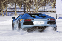 雪が残る道（写真）は、見た目の派手さと対照的に、比較的グリップが得られる。氷むき出しのツルツル路面こそ要注意。