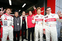 名門インパル、予選トップ3を独占。各ドライバー、指を立てポジションを示す――井出有治1位、本山哲2位、そしてブノア・トレルイエ3位。