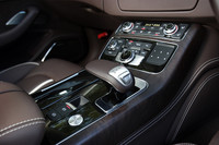 セレクターレバーは、クルーザーのスラストレバーをイメージしてデザインされたという。
進化した「MMI（マルチメディアインターフェイス）」には、音声認識機能やタッチバッドを装備。ナビゲーションシステムの目的地などは、センターパネルにある「MMIタッチ」に手書きで設定することができる。
