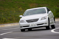 【テスト車「バージョンS」のオプション装備】プリクラッシュセーフティシステム＋レーダークルーズコントロール＝27万3000円／ムーンルーフ＝9万4500円／オートエアピュリファイアー＝4万2000円／マークレビンソンサウンドシステム＝35万7000円／セキュリティカメラ＝8万4000円