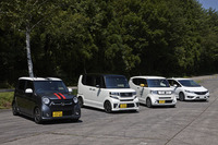 会場に並べられた試乗車。写真左から、コンプリートカーの「N-ONEモデューロX」「N-BOXモデューロX G・ターボパッケージ」、そしてモデューロのカスタマイズパーツを装着した「N-BOXスラッシュ X・ターボパッケージ」「ジェイドRS」。