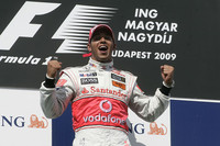 ルイス・ハミルトン、今季初優勝。過去9戦で9点しか獲得できず、しかも第4戦バーレーンGPから連続ノーポイントだったディフェンディングチャンピオンが、10戦目にしてようやく王者らしい戦いぶりを披露し、ライバルを圧倒した。「MP4-24」が不得意とする高速コーナーのないハンガロリンクでマクラーレンは息を吹き返し、前年のハンガリーGP勝者、ヘイキ・コバライネンも5位入賞を果たした。（写真＝Mercedes Benz）