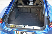 ラゲッジルームの容量は495～1304リッター。