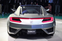 V6エンジンをキャビンの背後に搭載。前輪は左右2基のモーターで駆動する。