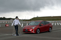 衝突回避支援パッケージ「Toyota Safety Sense P」のテスト風景。自動ブレーキは、歩行者に対して10～80km/hの速度域で作動。衝突被害を回避または軽減する。