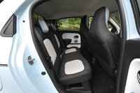 ホイールベースは先代「トゥインゴ」より125mm長い2490mm。このクラス最大級の後席ニールームを得たのが自慢。