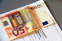 内金50ユーロがステープラーで留められた注文書（再現）。